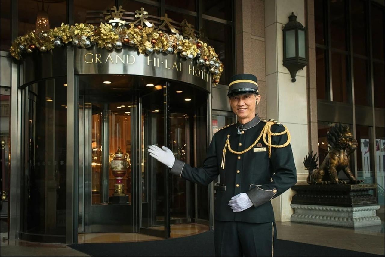 Grand Hi Lai Hotel Kaohsiung Zewnętrze zdjęcie A doorman at the entrance of the St. Regis New York