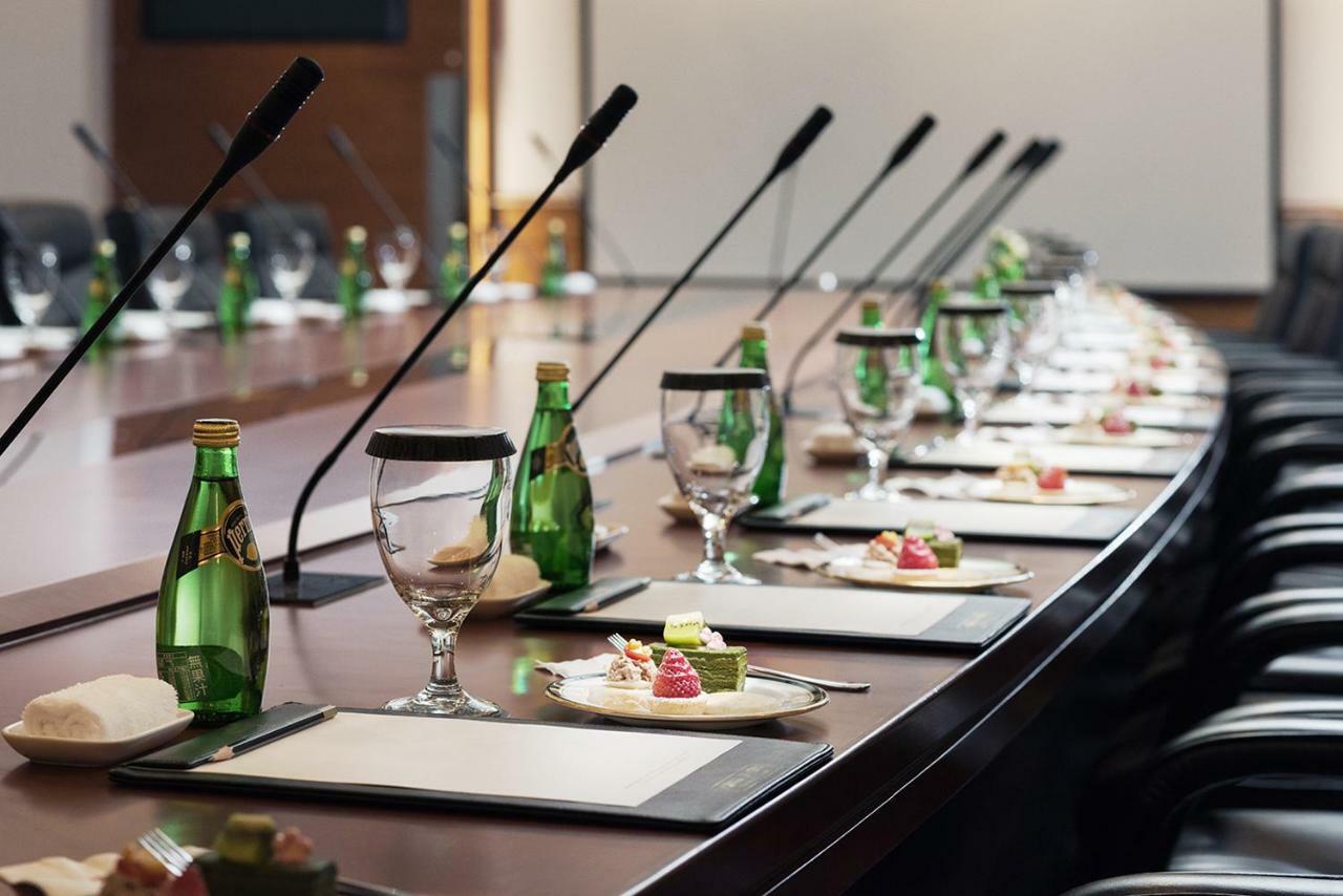Grand Hi Lai Hotel Kaohsiung Zewnętrze zdjęcie A conference table with microphones